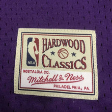 Carregar imagem no visualizador da galeria, Cropped Kobe Bryant Los Angeles Lakers Mitchell & Ness - Roxa - GOAT STORE