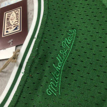 Carregar imagem no visualizador da galeria, Cropped Larry Bird Boston Celtics Mitchell & Ness - GOAT STORE