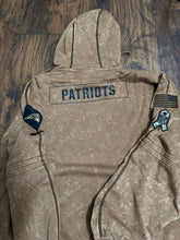 Carregar imagem no visualizador da galeria, Moletom NE P4triots Salute to Service - GOAT STORE