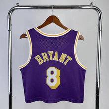 Carregar imagem no visualizador da galeria, Cropped Kobe Bryant Los Angeles Lakers Mitchell & Ness - Roxa - GOAT STORE