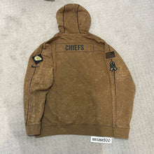 Carregar imagem no visualizador da galeria, Moletom Kansas City Chiefs Salute To Service - GOAT STORE