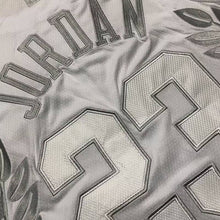 Carregar imagem no visualizador da galeria, Jersey Chicago Bulls Mitchell and Ness All White - Michael Jordan - GOAT STORE

