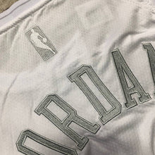 Carregar imagem no visualizador da galeria, Jersey Chicago Bulls Mitchell and Ness All White - Michael Jordan - GOAT STORE
