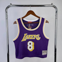 Carregar imagem no visualizador da galeria, Cropped Kobe Bryant Los Angeles Lakers Mitchell &amp; Ness - Roxa - GOAT STORE
