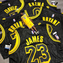 Carregar imagem no visualizador da galeria, Jersey Los Angeles Lakers Black Mamba - GOAT STORE
