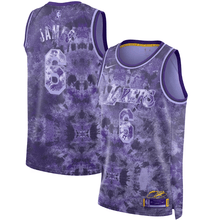Carregar imagem no visualizador da galeria, Jersey Los Angeles Lakers Lebron James MVP Select Series - GOAT STORE

