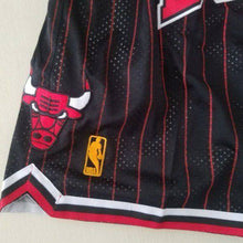 Carregar imagem no visualizador da galeria, Short NBA Chicago Bulls Retrô - GOAT STORE
