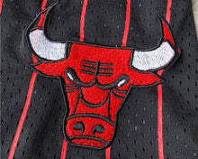 Carregar imagem no visualizador da galeria, Short NBA Chicago Bulls Retrô - GOAT STORE
