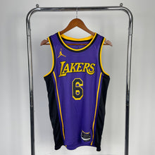 Carregar imagem no visualizador da galeria, Jersey Los Angeles Lakers Statement Edition 22/23 - GOAT STORE
