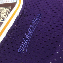 Carregar imagem no visualizador da galeria, Cropped Kobe Bryant Los Angeles Lakers Mitchell &amp; Ness - Roxa - GOAT STORE
