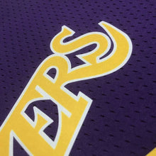 Carregar imagem no visualizador da galeria, Cropped Kobe Bryant Los Angeles Lakers Mitchell &amp; Ness - Roxa - GOAT STORE
