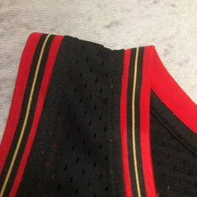 Carregar imagem no visualizador da galeria, Cropped Allen Iverson Philladelphia 76ers Mitchell &amp; Ness - GOAT STORE
