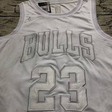 Carregar imagem no visualizador da galeria, Jersey Chicago Bulls Mitchell and Ness All White - Michael Jordan - GOAT STORE
