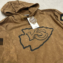 Carregar imagem no visualizador da galeria, Moletom Kansas City Chiefs Salute To Service - GOAT STORE
